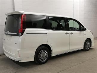 2014 Toyota Esquire - Thumbnail
