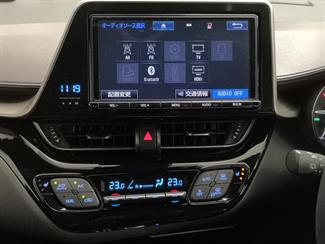 2017 Toyota C-HR - Thumbnail