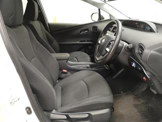 2016 Toyota Prius - Thumbnail