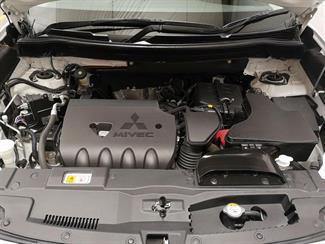 2018 Mitsubishi Outlander - Thumbnail