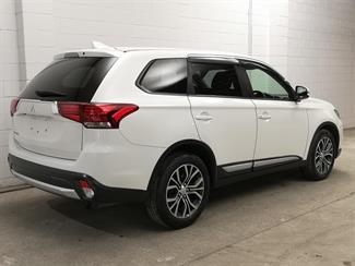 2018 Mitsubishi Outlander - Thumbnail