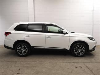 2018 Mitsubishi Outlander - Thumbnail