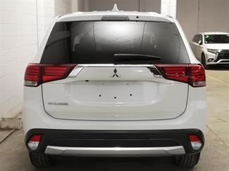 2018 Mitsubishi Outlander - Thumbnail