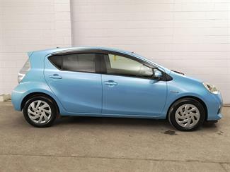 2013 Toyota Aqua - Thumbnail