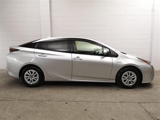 2018 Toyota Prius - Thumbnail
