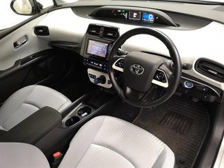 2018 Toyota Prius - Thumbnail