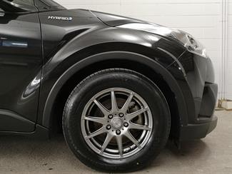 2017 Toyota C-HR - Thumbnail