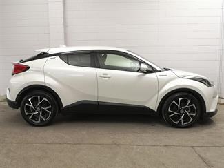 2017 Toyota C-HR - Thumbnail