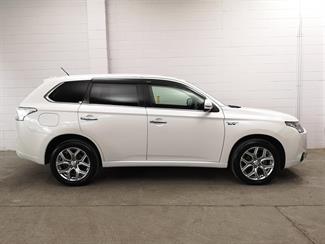 2015 Mitsubishi Outlander - Thumbnail