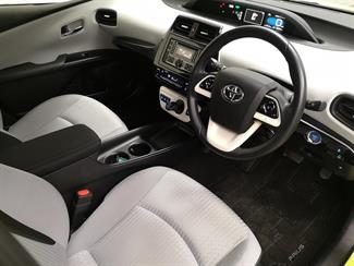 2018 Toyota Prius - Thumbnail