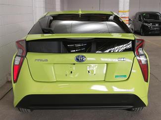 2016 Toyota Prius - Thumbnail