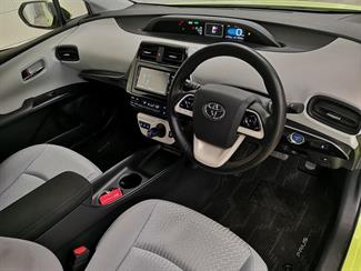 2016 Toyota Prius - Thumbnail