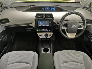 2016 Toyota Prius - Thumbnail