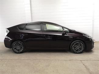 2015 Toyota Prius - Thumbnail
