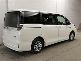 2017 Toyota Voxy - Thumbnail