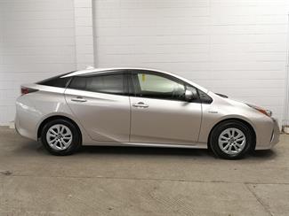 2016 Toyota Prius - Thumbnail