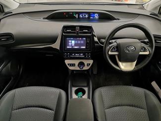 2016 Toyota Prius - Thumbnail