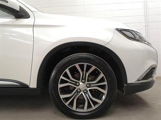 2016 Mitsubishi Outlander - Thumbnail