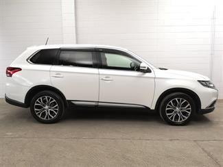 2016 Mitsubishi Outlander - Thumbnail