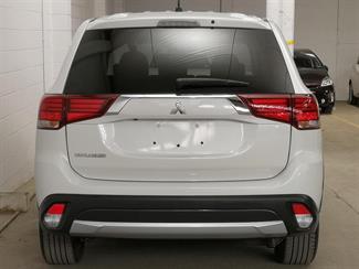 2016 Mitsubishi Outlander - Thumbnail