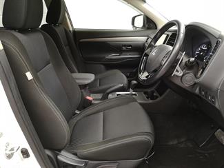 2016 Mitsubishi Outlander - Thumbnail