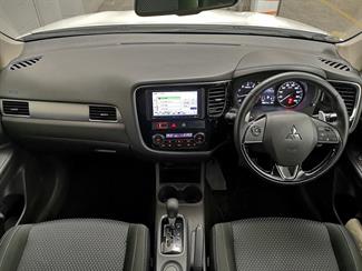 2016 Mitsubishi Outlander - Thumbnail