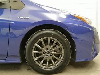 2016 Toyota Prius - Thumbnail