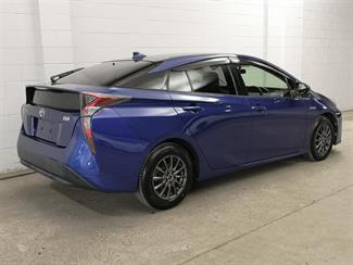 2016 Toyota Prius - Thumbnail