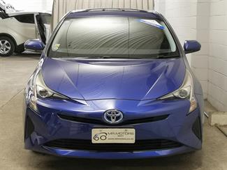 2016 Toyota Prius - Thumbnail