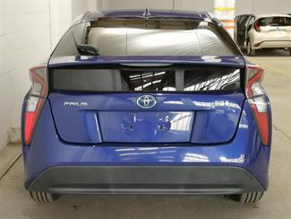 2016 Toyota Prius - Thumbnail
