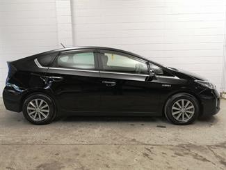 2015 Toyota Prius - Thumbnail