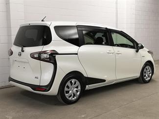 2016 Toyota Sienta - Thumbnail
