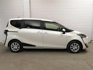 2016 Toyota Sienta - Thumbnail