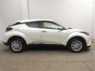 2017 Toyota C-HR - Thumbnail