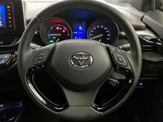 2017 Toyota C-HR - Thumbnail