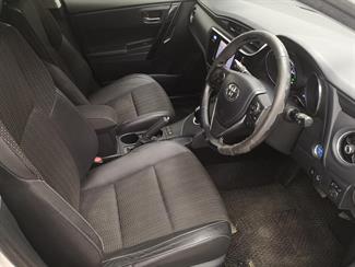 2016 Toyota Auris - Thumbnail