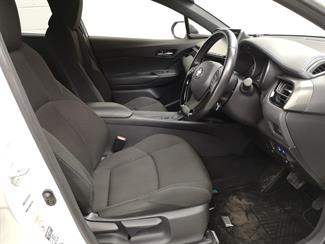 2017 Toyota C-HR - Thumbnail