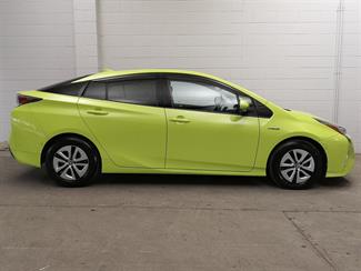2016 Toyota Prius - Thumbnail