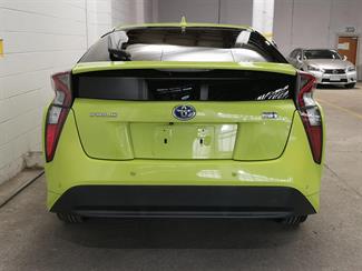 2016 Toyota Prius - Thumbnail