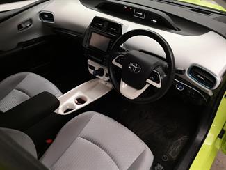 2016 Toyota Prius - Thumbnail