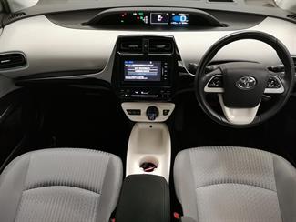 2016 Toyota Prius - Thumbnail