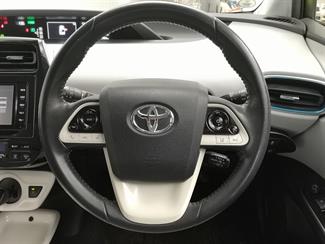 2016 Toyota Prius - Thumbnail