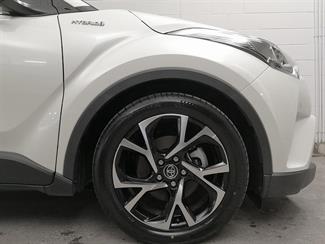 2017 Toyota C-HR - Thumbnail