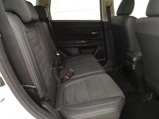 2017 Mitsubishi Outlander - Thumbnail