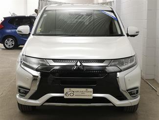 2017 Mitsubishi Outlander - Thumbnail