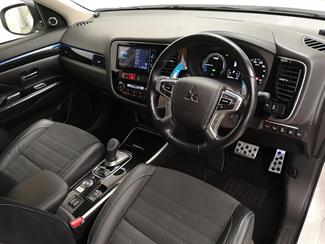 2017 Mitsubishi Outlander - Thumbnail