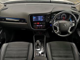 2017 Mitsubishi Outlander - Thumbnail