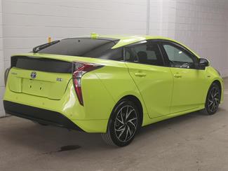 2018 Toyota Prius - Thumbnail