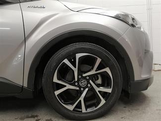 2017 Toyota C-HR - Thumbnail