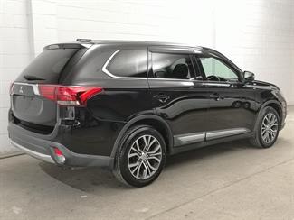 2016 Mitsubishi Outlander - Thumbnail